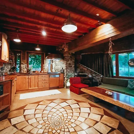 Enchanting House With Backyard 公寓